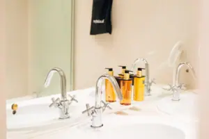 Ein Badezimmer mit Waschbecken und Wasserhähnen.