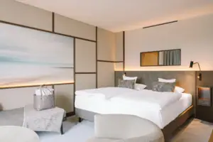 Ein Zimmer mit einem Bett und einem Stuhl.