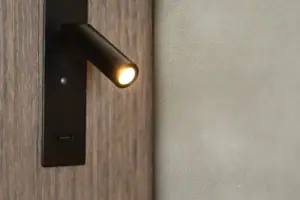 Licht an einer Wand im Innenbereich