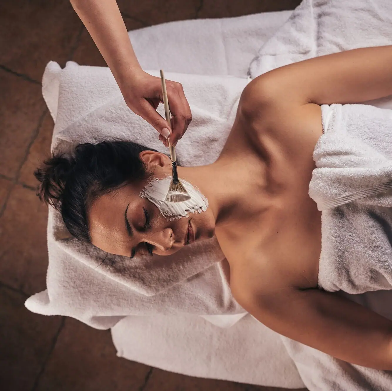 Frau genießt eine Anwendung im SPA-ROSA