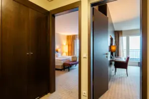 Ein Zimmer mit zwei offenen Türen.