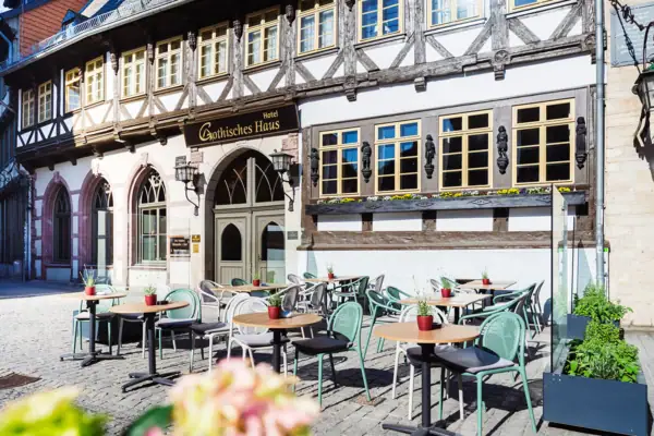 Ein Gebäude mit Tischen und Stühlen im Freien.