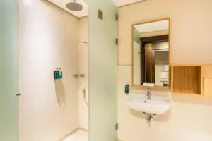 Ein Badezimmer mit Dusche und Waschbecken.