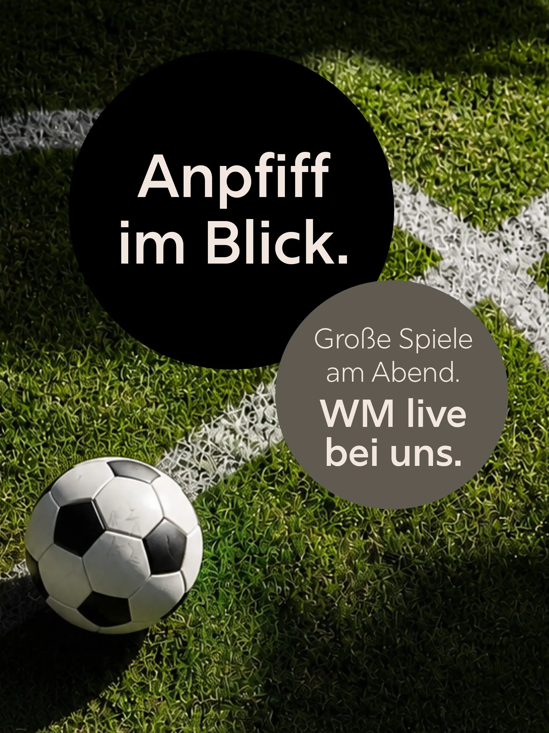 Fußball auf einem Spielfeld.