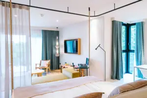 Badezimmer mit Badewanne und Duschend Fernseher.