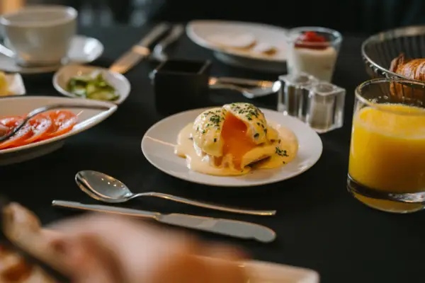 Ein Teller mit Essen auf einem Tisch.