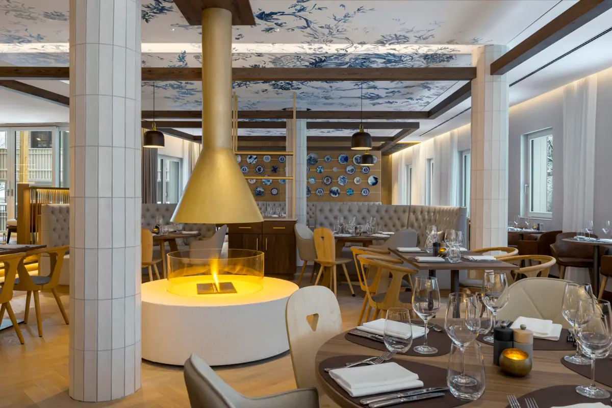 Restaurant mit Tischen und Stühlen im Innenbereich.