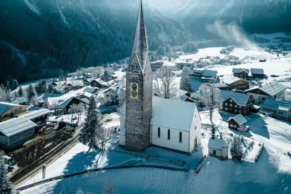 Kirche in einer verschneiten Stadt im Winter