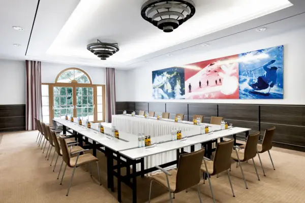Ein Raum mit langem Tisch und Stühlen.