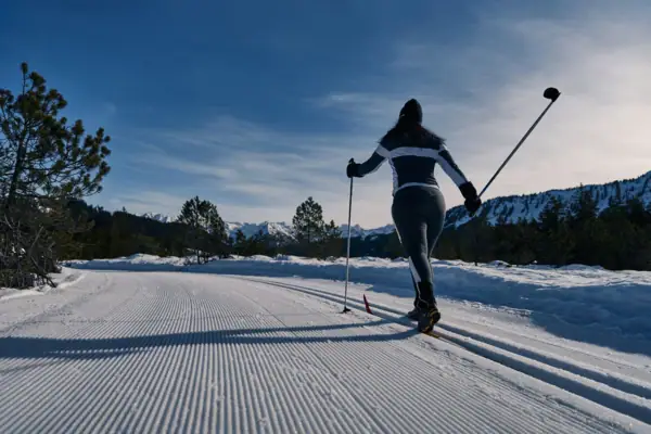 Eine Person auf Skiern auf einer verschneiten Straße
