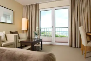 Hotelzimmer mit Balkon und Couch