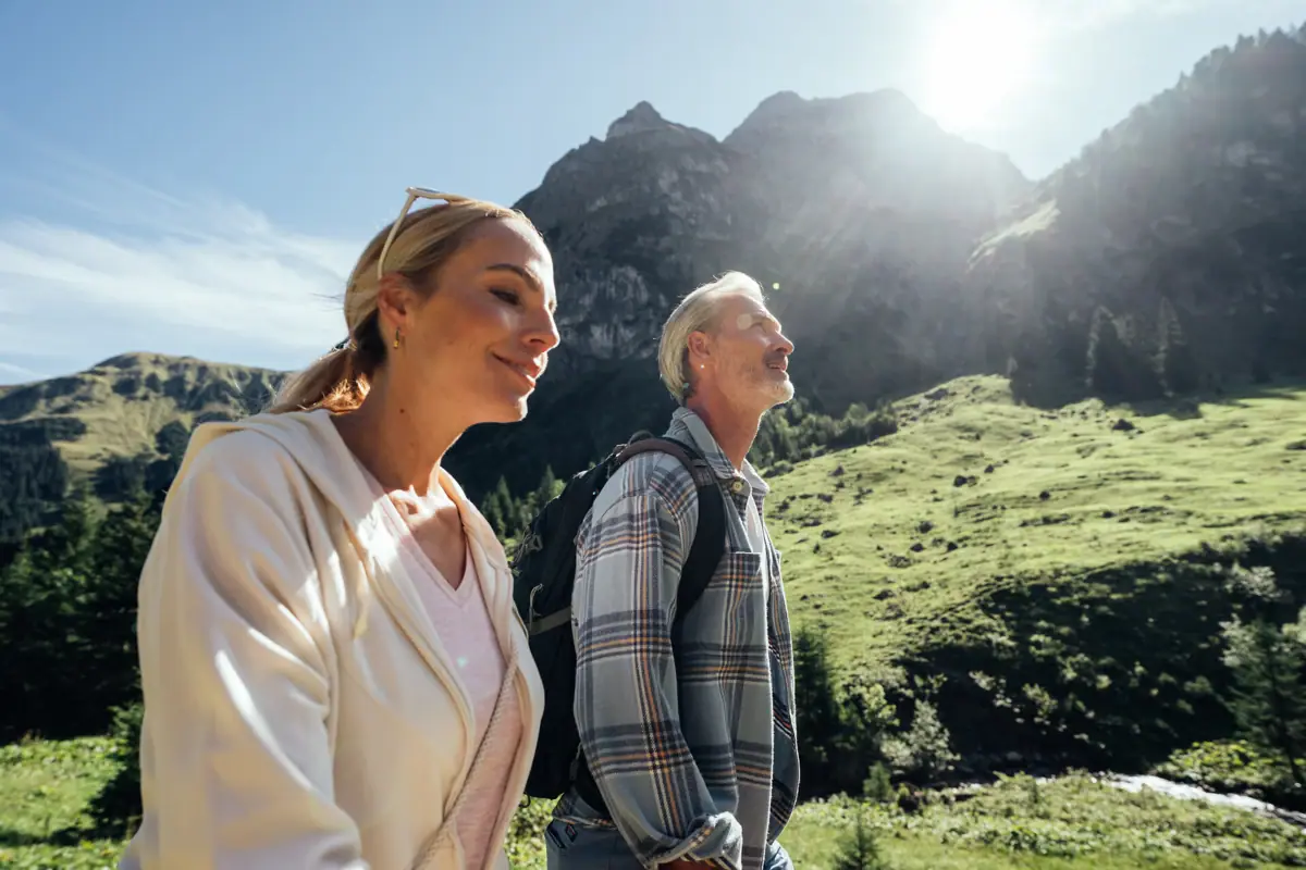 Ein Mann und eine Frau stehen in einem grasbewachsenen Gebiet.