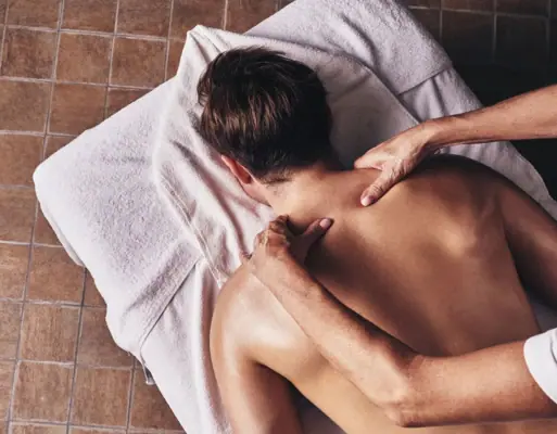 Eine Person erhält eine Rückenmassage.
