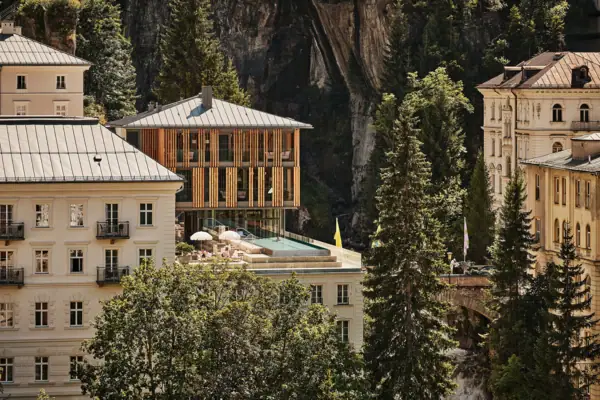Ein Gebäude mit einem Pool inmitten einer Schlucht.