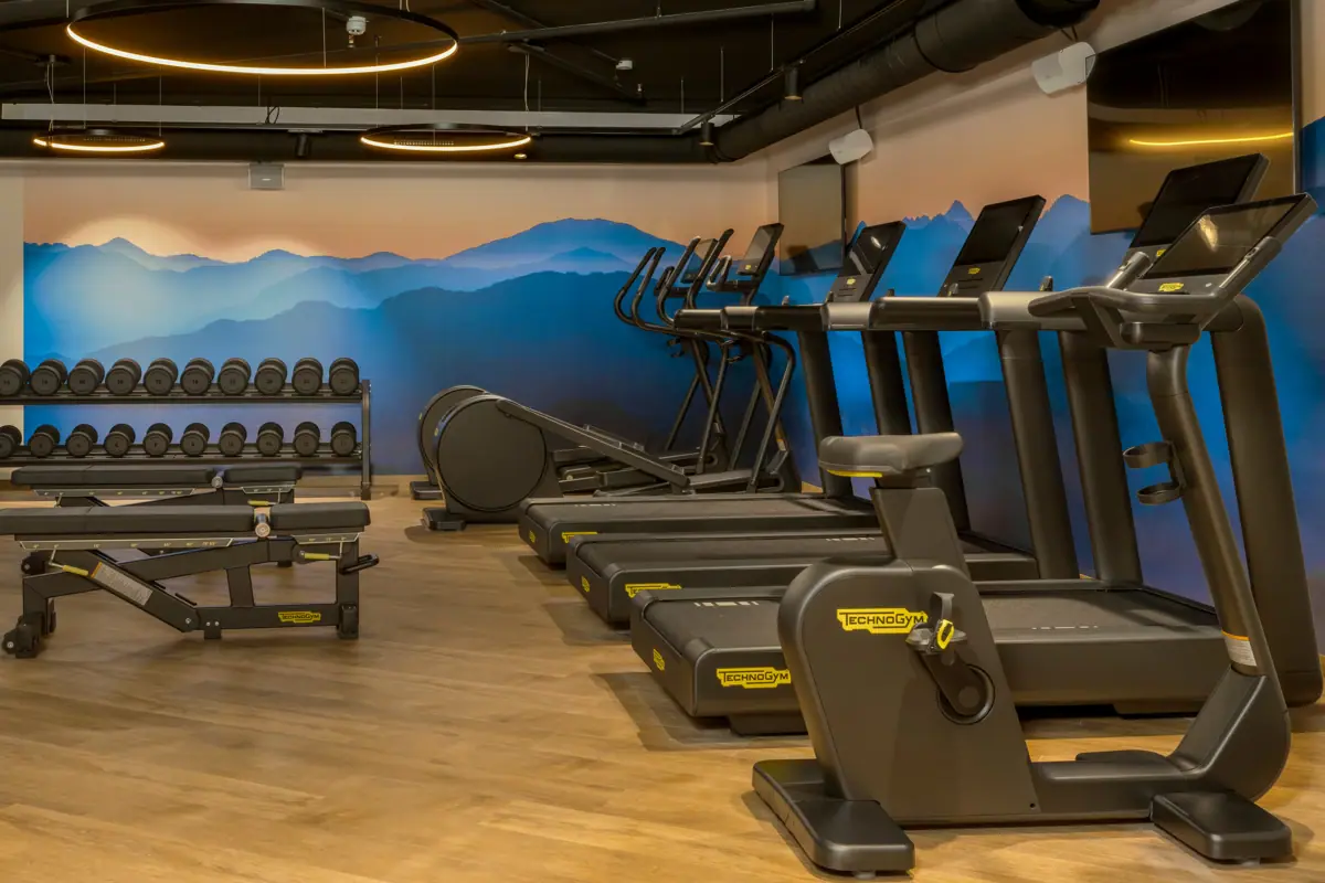 Ein Fitnessstudio mit Laufbändern und Trainingsgeräten.