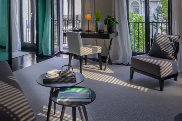 Ein Zimmer mit einem Tisch und Stühlen.