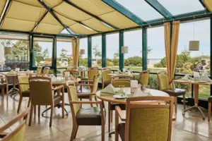 Ein Raum mit Tischen und Stühlen.