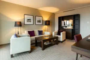 Wohnzimmer mit Sofas und einem Couchtisch