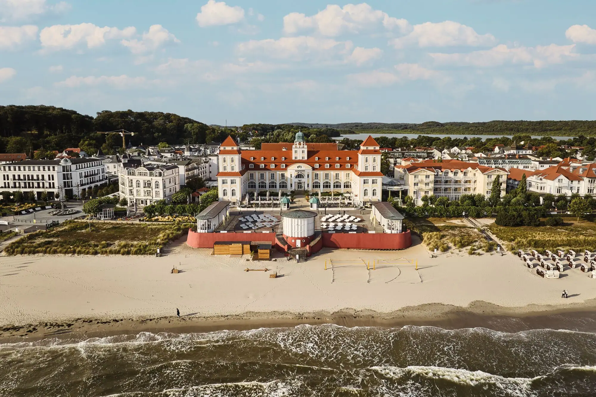 Ein großes Gebäude am Strand.