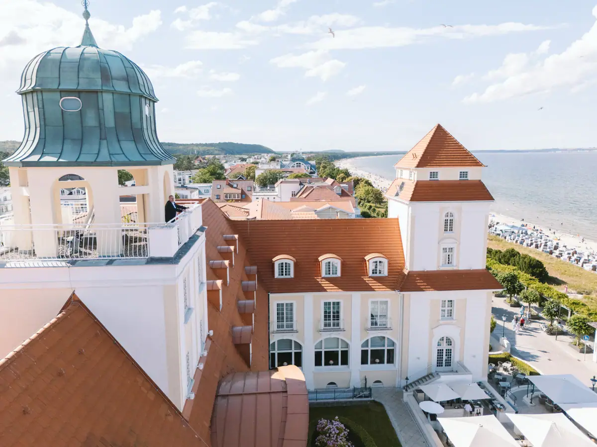 Seitlicher Blick auf ein großes Haus mit Turm