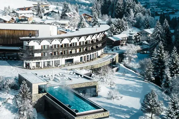 Gebäude mit Pool im Schnee