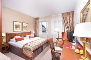 Hotelzimmer mit Bett und Schreibtisch