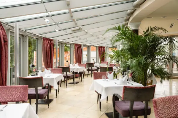  Ein Restaurant mit vielen Tischen und Stühlen
