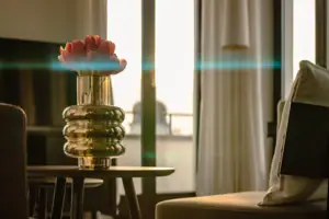 Eine Vase mit Blumen auf einem Tisch.