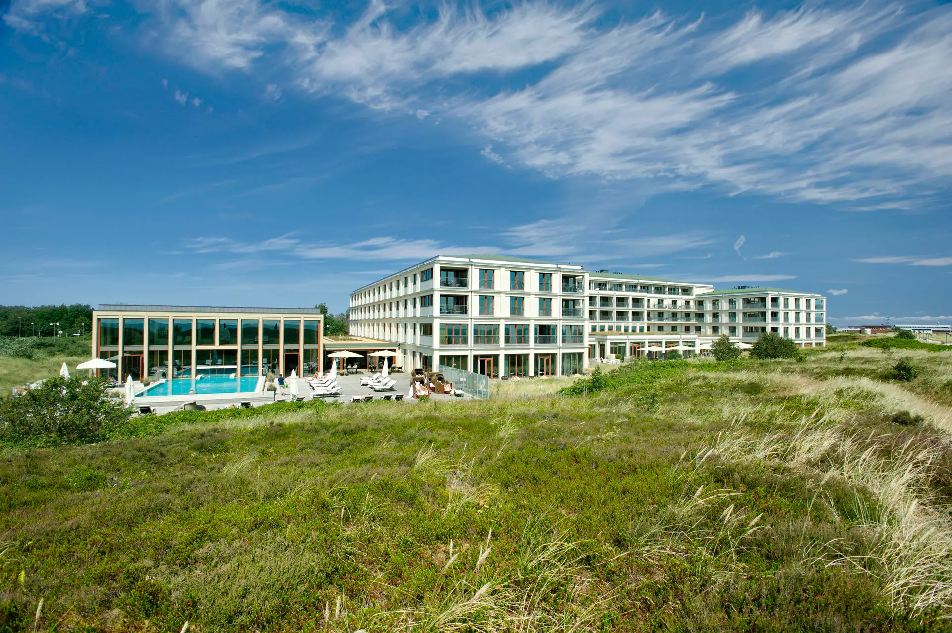 Ein Gebäude mit einem Pool im Hintergrund.