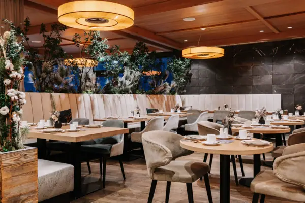 Ein Restaurant mit Tischen und Stühlen.