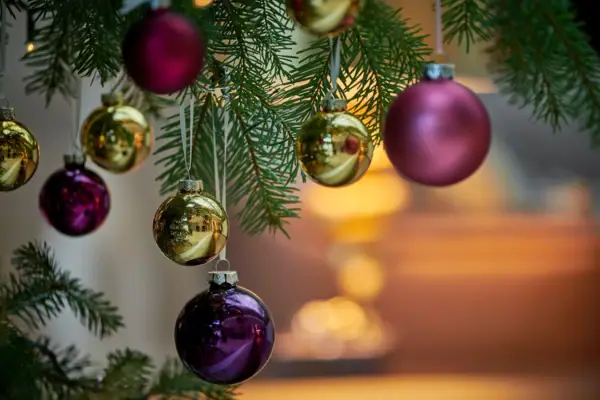 Nahaufnahme von Christbaumschmuck an einem Weihnachtsbaum.