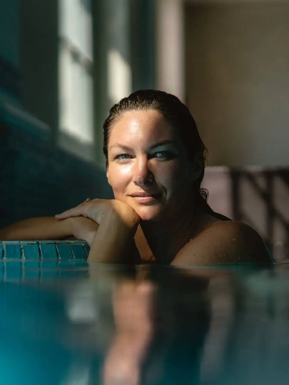 Eine Frau schwimmt in einem Innenpool.