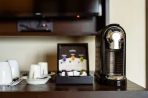Kaffeemaschine und Kaffeetassen auf einem Tisch