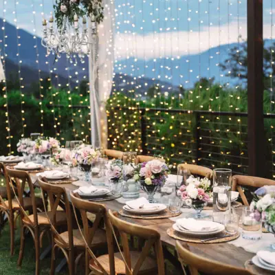 Ein Tisch gedeckt für eine Dinnerparty mit Geschirr und Tischdecke.