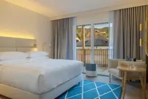 Ein Schlafzimmer mit einem Bett, einem Stuhl und einem Tisch.