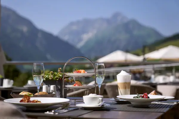 Ein Tisch mit Tellern, Speisen und Getränken.