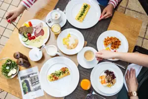 Eine Person isst Frühstück an einem Tisch.