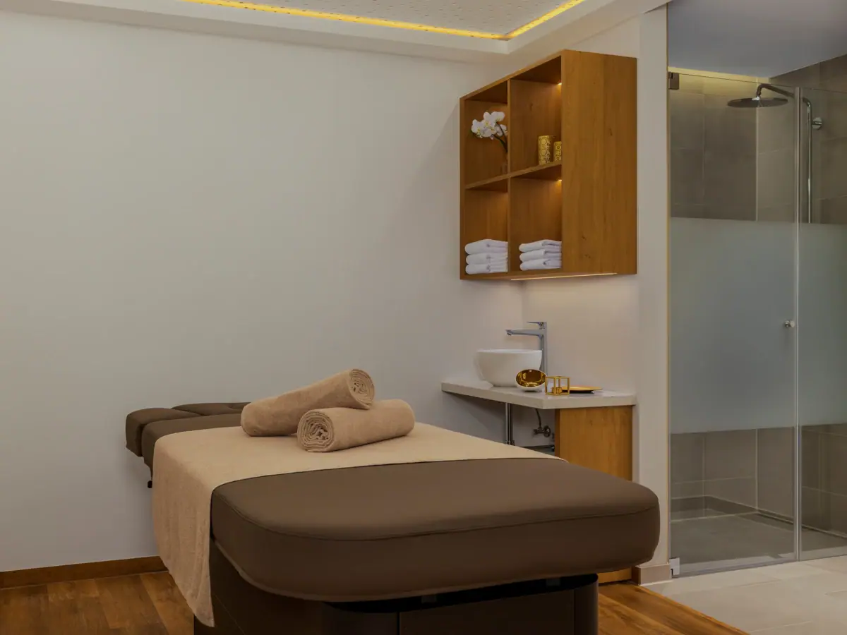 Massagetisch in einem Raum