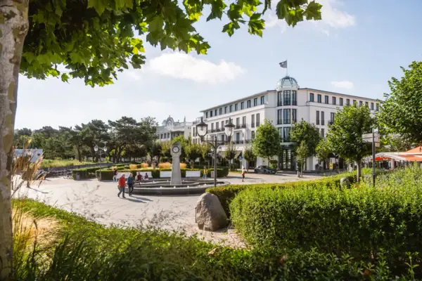 Ein Gebäude mit einem Brunnen und Bäumen.