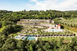Ein Gebäude mit einem Pool, umgeben von Bäumen.