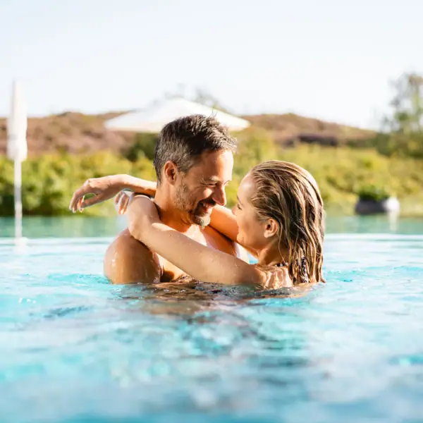 Mann und Frau in dem Outdoor-Pool im A-ROSA Hotel Sylt.