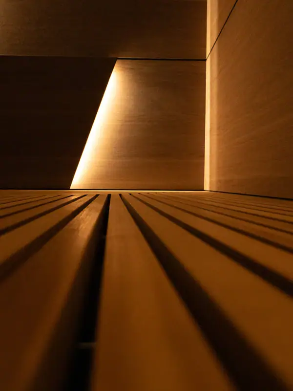 Holzwand mit Beleuchtung und symmetrischen Linien.
