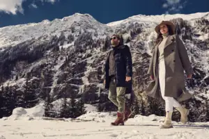 Ein Mann und eine Frau gehen im Schnee spazieren.