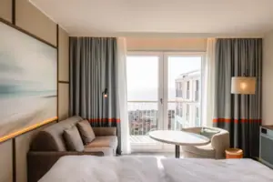 Hotelzimmer mit einem Bett und einem Sofa.