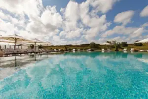 Ein Pool mit Liegestühlen und Sonnenschirmen.