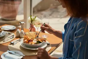 Frau isst eine Schüssel mit Essen.