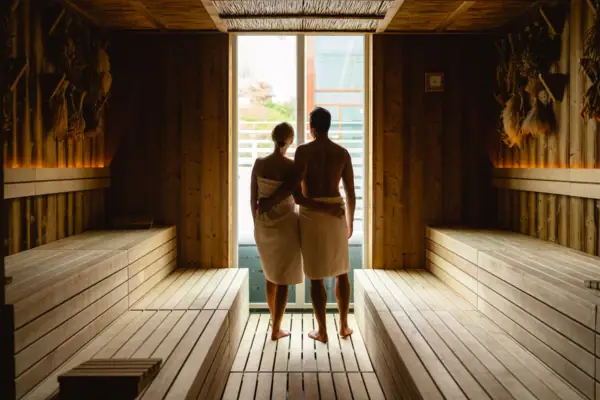 Ein Mann und eine Frau stehen in einer Sauna.