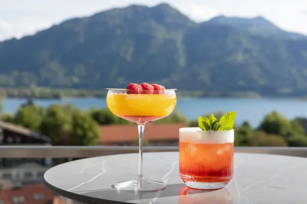 Zwei Cocktails auf einem Tisch.