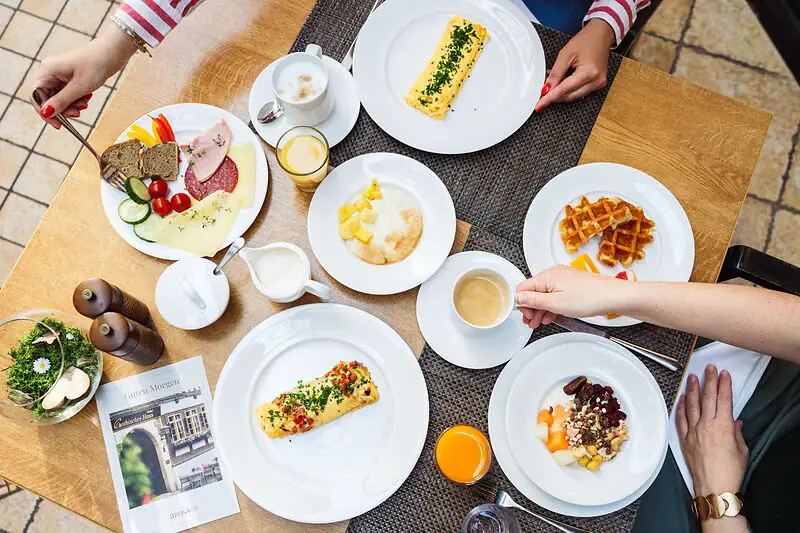 Frühstückstisch Eine Person isst Frühstück an einem Tisch.
