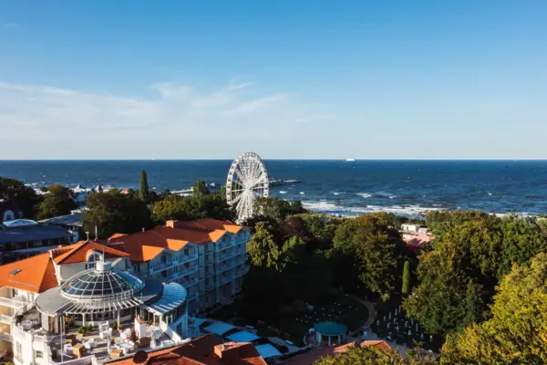 Riesenrad neben einem Gewässer